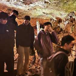 Internats-Schüler erkunden Tropfsteinhöhle Internats-Schüler erkunden Tropfsteinhöhle