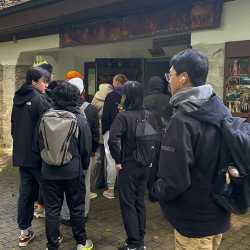 Internats-Schüler erkunden Tropfsteinhöhle Internats-Schüler erkunden Tropfsteinhöhle