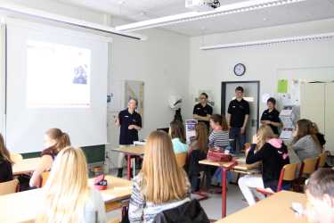 Zinzendorfschüler zu Gast bei der EGT: Viel Strom und Spannung