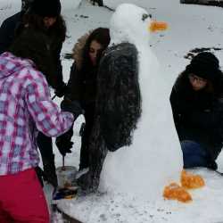 Schneeskulpturen im EDH-Garten