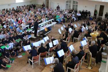 Chöre und Blasorchester begeistern mit Sommerkonzert