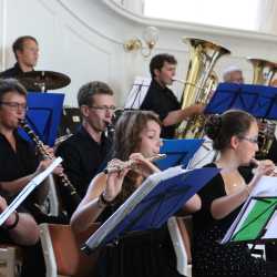 Chöre und Blasorchester begeistern mit Sommerkonzert