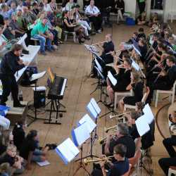 Chöre und Blasorchester begeistern mit Sommerkonzert