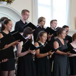 Chöre und Blasorchester begeistern mit Sommerkonzert