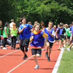 Sportfest mit Wettbewerben und Turnieren in vier Disziplinen