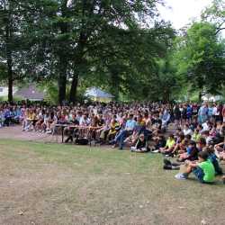 Schüler*innen mit Open-Air-Gottesdienst in die Ferien verabschiedet