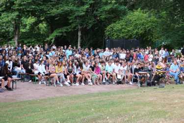 Schüler*innen mit Open-Air-Gottesdienst in die Ferien verabschiedet