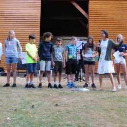 Schüler*innen mit Open-Air-Gottesdienst in die Ferien verabschiedet