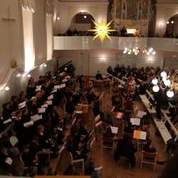 Viele Sterne gehen im Kirchensaal auf