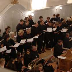 Viele Sterne gehen im Kirchensaal auf