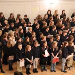 Viele Sterne gehen im Kirchensaal auf