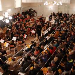 Viele Sterne gehen im Kirchensaal auf