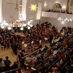 Viele Sterne gehen im Kirchensaal auf