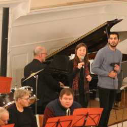 Viele Sterne gehen im Kirchensaal auf