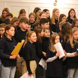 Viele Sterne gehen im Kirchensaal auf