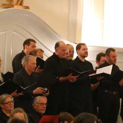 Viele Sterne gehen im Kirchensaal auf