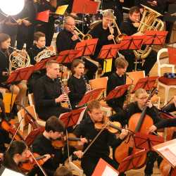 Viele Sterne gehen im Kirchensaal auf