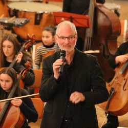 Viele Sterne gehen im Kirchensaal auf