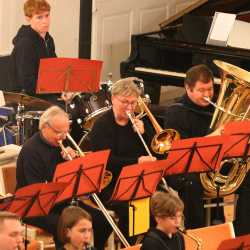 Viele Sterne gehen im Kirchensaal auf