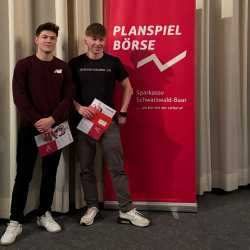 Zwei erste und ein zweiter Platz beim Planspiel Börse