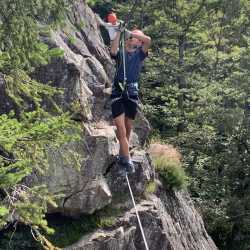 Kletter-AG erklimmt den Felsen 