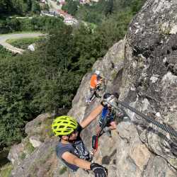 Kletter-AG erklimmt den Felsen 