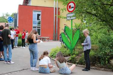 Bemerkenswerte Blumen erblühen auf Schulhof 