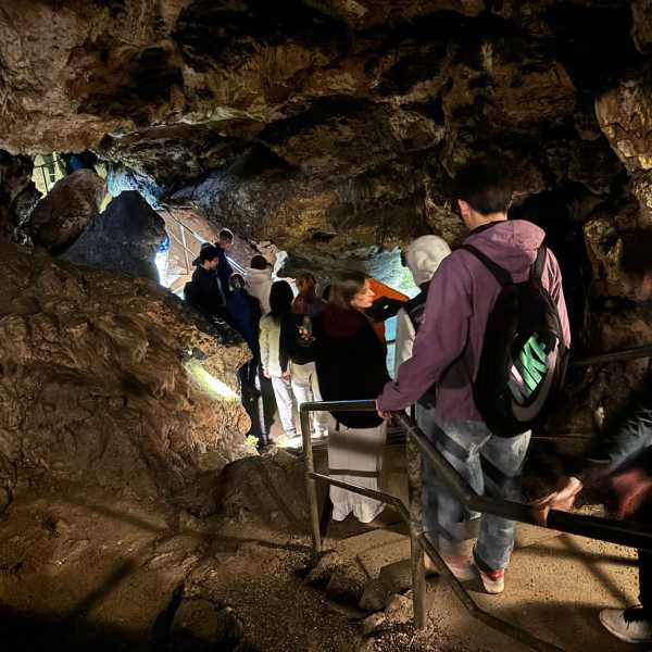 Internats-Schüler erkunden Tropfsteinhöhle