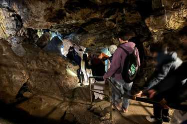 Internats-Schüler erkunden Tropfsteinhöhle