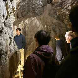 Internats-Schüler erkunden Tropfsteinhöhle