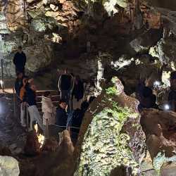 Internats-Schüler erkunden Tropfsteinhöhle