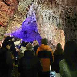 Internats-Schüler erkunden Tropfsteinhöhle