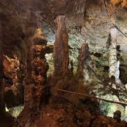 Internats-Schüler erkunden Tropfsteinhöhle