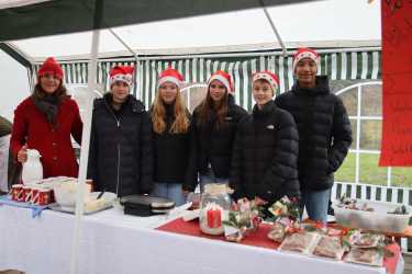 Punsch und Waffeln für Bildungsprojekt: AES-Schüler*innen beim Nikolausmarkt im CBH