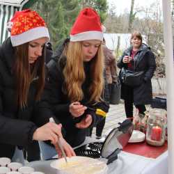 Punsch und Waffeln für Bildungsprojekt: AES-Schüler*innen beim Nikolausmarkt im CBH