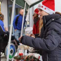 Punsch und Waffeln für Bildungsprojekt: AES-Schüler*innen beim Nikolausmarkt im CBH