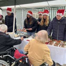 Punsch und Waffeln für Bildungsprojekt: AES-Schüler*innen beim Nikolausmarkt im CBH