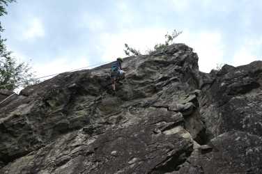 Kletter-AG erklimmt den Felsen 