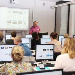 Lehrer blicken in den Cyber-Classroom