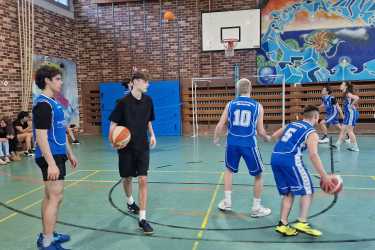 Schulpokal: Lehrer gewinnen beim Basketball