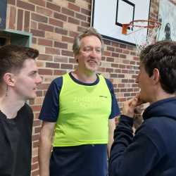 Schulpokal: Lehrer gewinnen beim Basketball