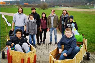 Teampraktikanten bauen Seifenkisten