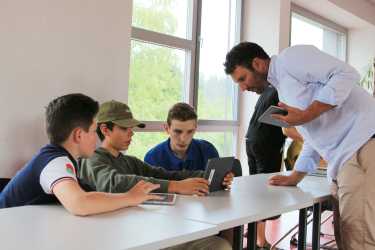 Schüler testen Tablet-Unterricht