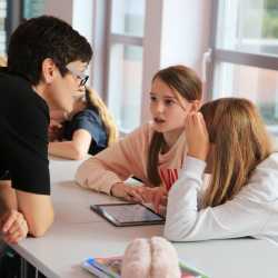 Schüler testen Tablet-Unterricht