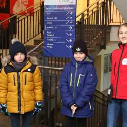 Eltern von Grundschüler*innen strömen zur Viertklässlerparty