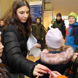 Eltern von Grundschüler*innen strömen zur Viertklässlerparty