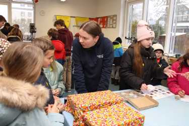 Eltern von Grundschüler*innen strömen zur Viertklässlerparty