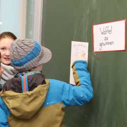 Eltern von Grundschüler*innen strömen zur Viertklässlerparty