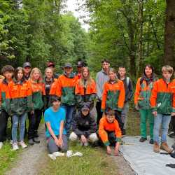 8R pflegt den Forst im Waldschulheim