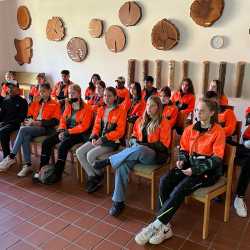 8R pflegt den Forst im Waldschulheim